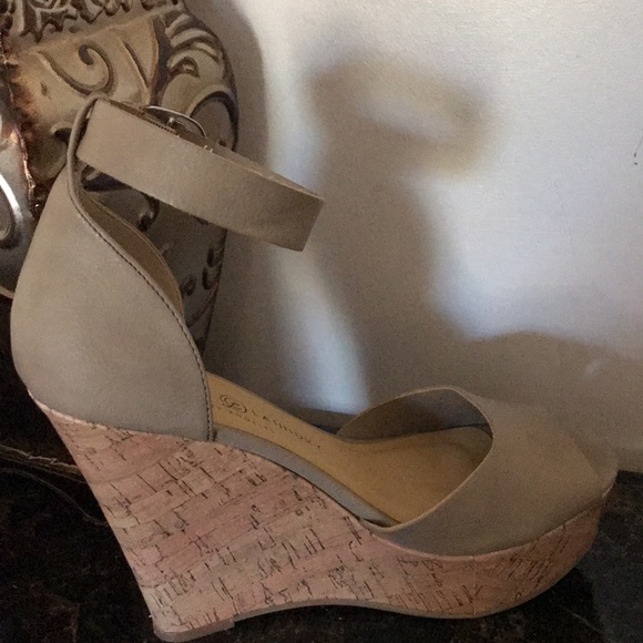Chinese laundry Los Angeles wedges - Picture 4 of 7